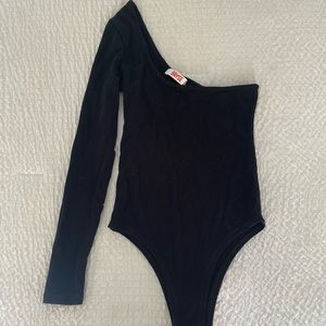 BAYSE: ONE SHOULDER BODYSUIT